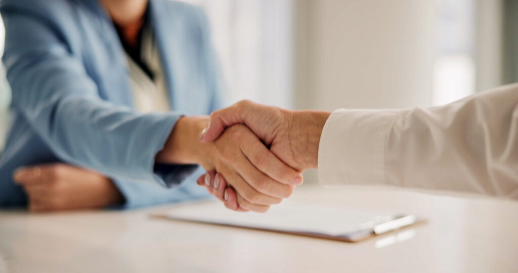 Zwei Menschen schütteln die Hand